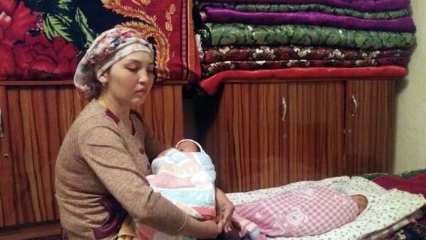 24-летняя Гульзина Абдимажитова, родившая в Ошском областном роддоме дочерей-близняшек - Sputnik Кыргызстан