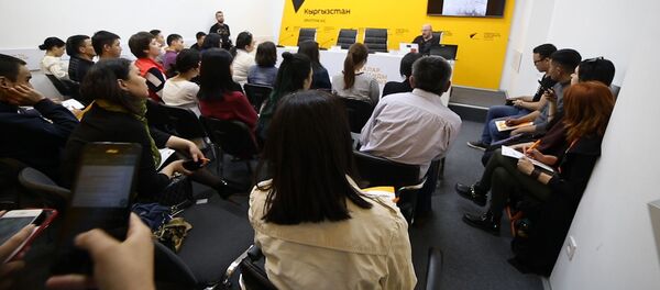 Впервые видим такие снимки — отзывы о тренинге фотографа из России. Видео - Sputnik Кыргызстан