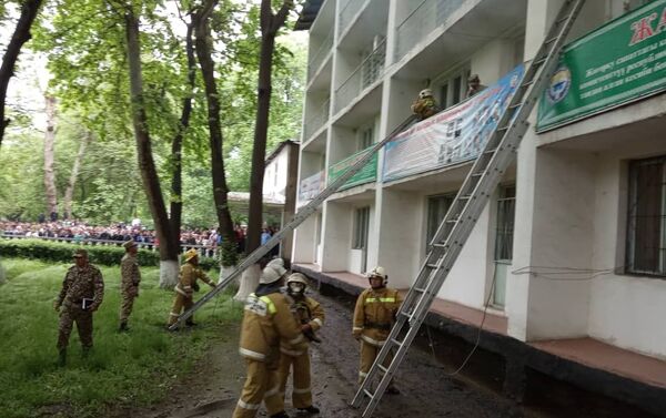 В Джалал-Абадском государственном университете прошли противопожарные учения, в рамках которых эвакуировали 850 студентов - Sputnik Кыргызстан