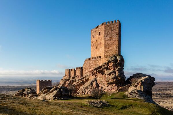 Замок Сафра XIII века, расположенный в испанской провинции Гвадалахара   - Sputnik Кыргызстан
