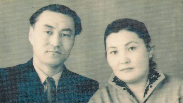 Геолог Муса Адышев жубайы Тенти Адышева менен. Архив - Sputnik Кыргызстан