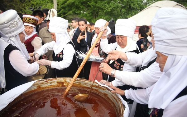 Во время праздничного мероприятия гости познакомились с традициями кыргызов и увидели, как готовят национальное блюдо сумолок в столитровых казанах. - Sputnik Кыргызстан