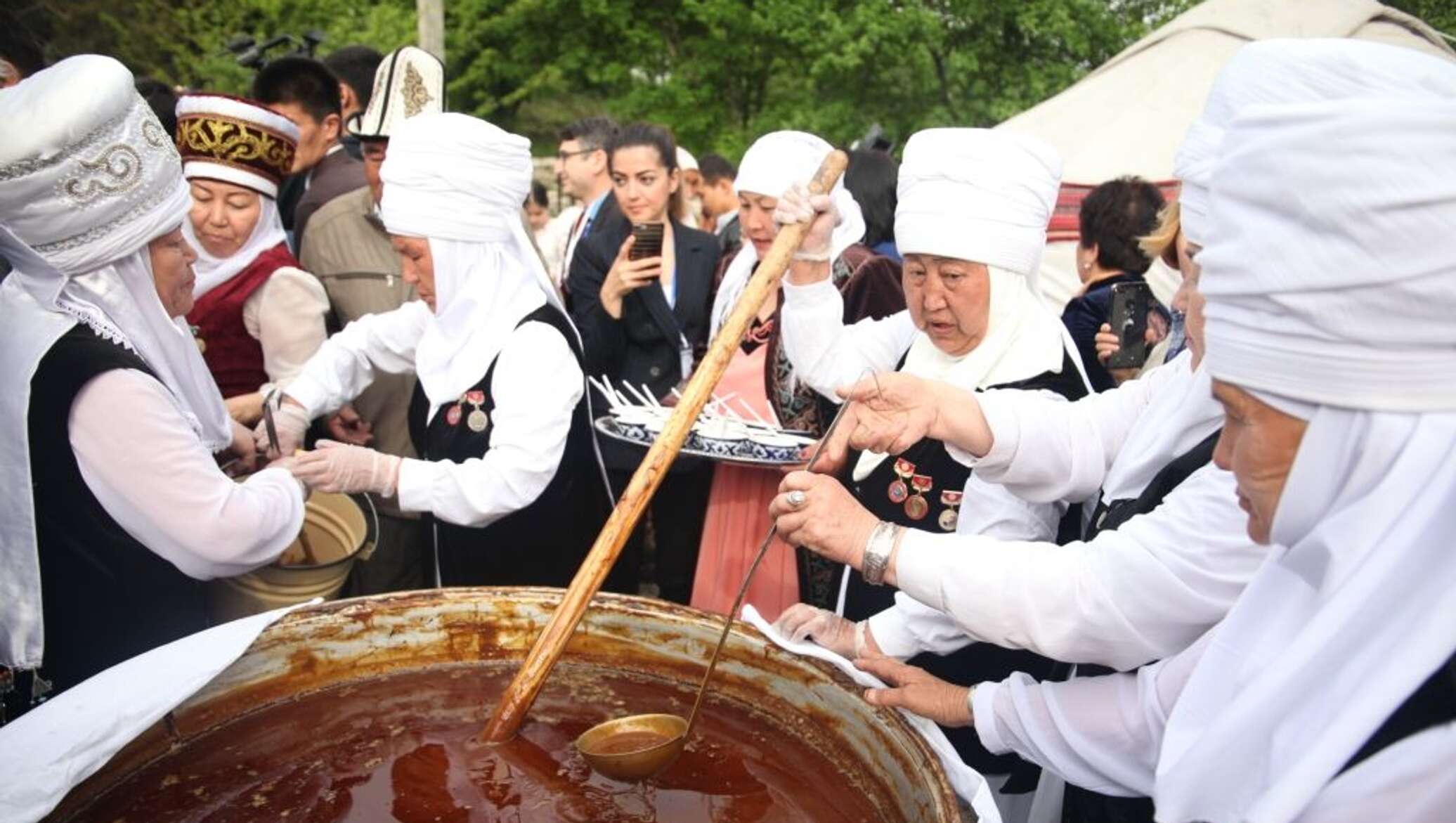 Сумолок что это. Традиции Нооруз Киргизия. Сумаляк Киргизия. Сумаляк сайли. Сумаляк традиции Таджикистана.