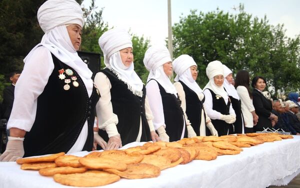  В том же парке прошла церемония дегустации сумолока.  - Sputnik Кыргызстан