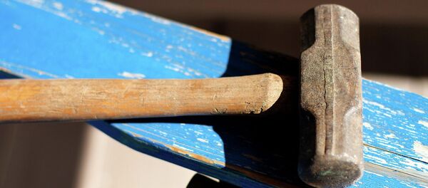 Молоток на столе - Sputnik Кыргызстан