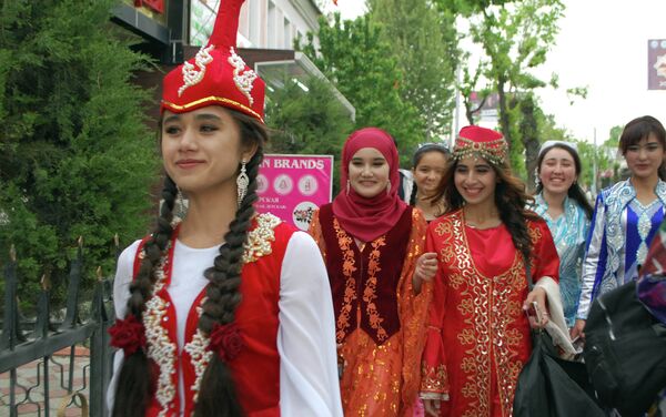 Прошла ярмарка блюд. У юрт сидели женщины в национальной одежде, которые играли на комузе, флейтах и пели песни. - Sputnik Кыргызстан