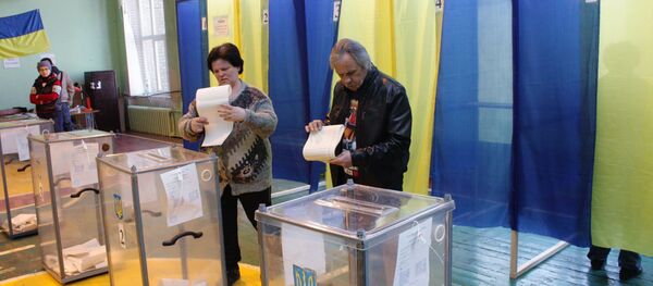 Украинадагы шайлоодо добуш берип жаткан жарандар. Архив - Sputnik Кыргызстан