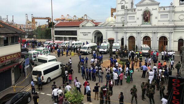 Шри-ланкийские военные стоят на страже у храма Святого Антония в церкви Кочикаде после серии взрывов в Коломбо, 21 апреля 2019 года - Sputnik Кыргызстан