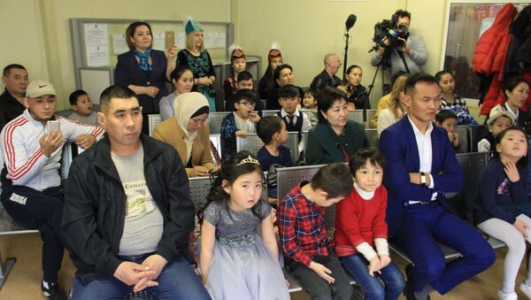 Открытие разговорного клуба Скоро в школу для детей мигрантов - Sputnik Кыргызстан