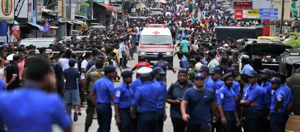 Полицейские Шри-Ланки расчищают дорогу, когда машина скорой помощи проезжает с ранеными во время церковных взрывов в Коломбо, Шри-Ланка, в воскресенье, 21 апреля 2019 Полицейские Шри-Ланки расчищают дорогу, когда машина скорой помощи проезжает с ранеными во время церковных взрывов в Коломбо, Шри-Ланка, в воскресенье, 21 апреля 2019 - Sputnik Кыргызстан