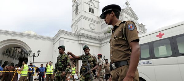 Военные Шри-Ланки стоят у храма Святого Антония в церкви Кочикаде после взрыва в Коломбо, Шри-Ланка, 21 апреля 2019 года - Sputnik Кыргызстан