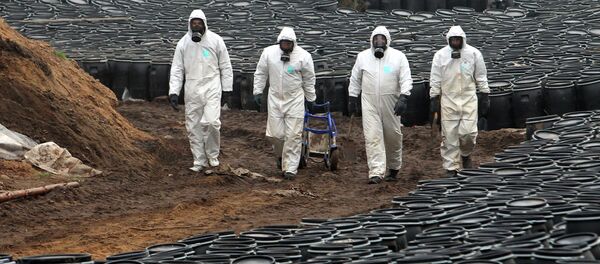 Сотрудники МЧС проводят работы по ликвидации захоронения химикатов. Архивное фото Сотрудники МЧС проводят работы по ликвидации захоронения химикатов. Архивное фото - Sputnik Кыргызстан