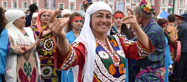 Женщина в национальном костюме на праздновании Навруза в Душанбе. Архивное фото - Sputnik Кыргызстан