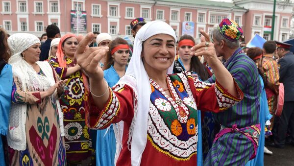 Женщина в национальном костюме на праздновании Навруза в Душанбе. Архивное фото - Sputnik Кыргызстан