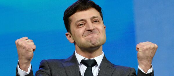 Кандидат в президенты от партии Слуга народа Владимир Зеленский во время дебатов с действующим президентом Украины, кандидатом в президенты Петром Порошенко в НСК Олимпийский Кандидат в президенты от партии Слуга народа Владимир Зеленский во время дебатов с действующим президентом Украины, кандидатом в президенты Петром Порошенко в НСК Олимпийский - Sputnik Кыргызстан