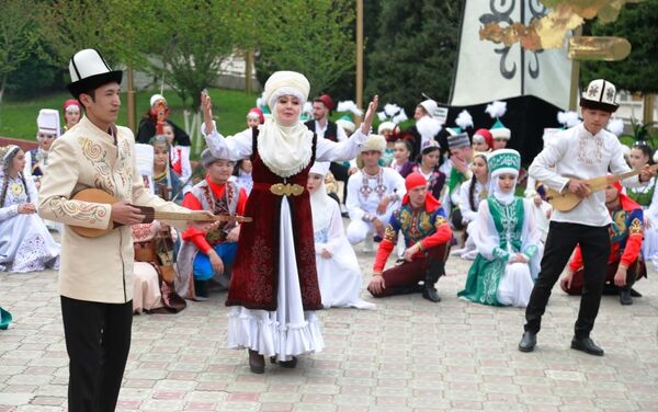 В Оше на Сулайман-Тоо 20 апреля стартовала международная культурная программа Культура тюркских народов в рамках проекта Ош — культурный центр тюркского мира - Sputnik Кыргызстан