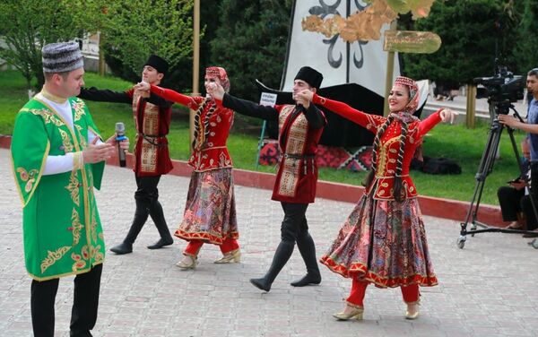 Также была организована ярмарка блюд, у юрт сидели женщины в национальной одежде, они играли на комузе, флейтах и пели песни - Sputnik Кыргызстан