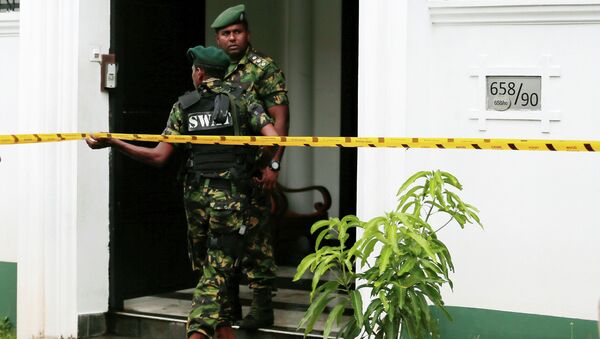 Военнослужащие специального назначения Шри-Ланки входят в дом после взрыва в Коломбо, Шри-Ланка, 21 апреля 2019 года - Sputnik Кыргызстан