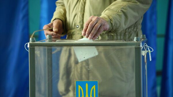 Избиратель во время голосования на одном из избирательных участков в день второго тура выборов президента Украины. - Sputnik Кыргызстан