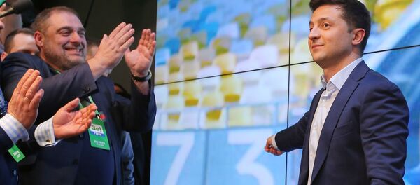 Кандидат в президенты от партии Слуга народа Владимир Зеленский в собственном штабе в конгрессно-выставочном центре Парковый во время объявления первых итогов голосования второго тура выборов президента Украины. - Sputnik Кыргызстан