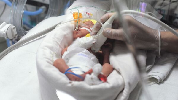 Новорожденный ребенок в кувезе. Архивное фото - Sputnik Кыргызстан