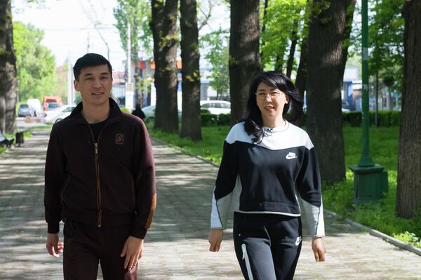 Корейче сүйлөп, ырдаган депутат Аида Исмаилова көчө шыпырды. Маектин видеосу Корейче сүйлөп, ырдаган депутат Аида Исмаилова көчө шыпырды. Маектин видеосу - Sputnik Кыргызстан