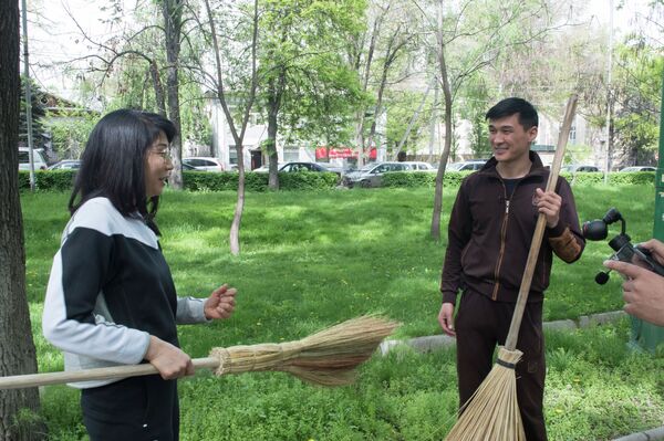 Корейче сүйлөп, ырдаган депутат Аида Исмаилова көчө шыпырды. Маектин видеосу Корейче сүйлөп, ырдаган депутат Аида Исмаилова көчө шыпырды. Маектин видеосу - Sputnik Кыргызстан