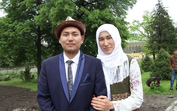 В Бишкеке молодожены посадили 30 берез и сделали подарки детям из малообеспеченных семей вместо проведения пышного свадебного торжества - Sputnik Кыргызстан