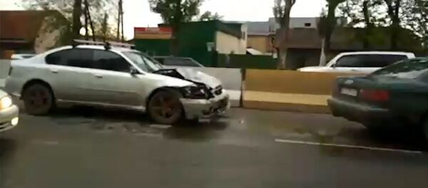 Неизвестный сбил девушку в Бишкеке и скрылся — видео очевидца - Sputnik Кыргызстан