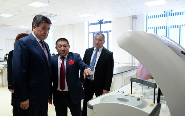 В амбулаторно-диагностическом корпусе врачи консультируют пациентов, ставят диагнозы и оказывают неотложную помощь. - Sputnik Кыргызстан