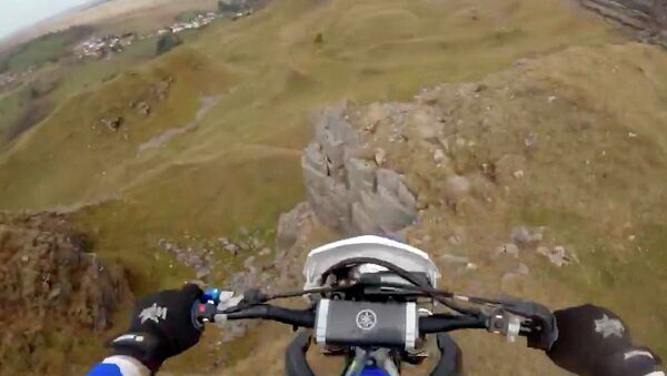 Мотоциклист упал с 15-метровой скалы и снял это на видео - Sputnik Кыргызстан
