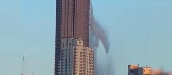 Жер титиреп, көк тиреген үйдүн чатырындагы бассейндин суусу чачылды. Видео - Sputnik Кыргызстан