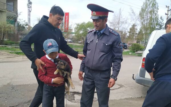 Девятилетний Нурбол поблагодарил милиционеров за спасение щенка, после чего ушел с ним домой. - Sputnik Кыргызстан
