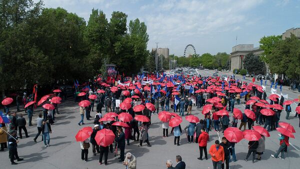 Как митинговали сторонники Текебаева и Жапарова у Верховного суда — видео - Sputnik Кыргызстан