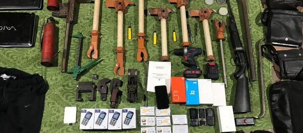 Вещи изъятые у подозреваемых во взломах банкоматов в Бишкеке - Sputnik Кыргызстан