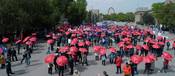 Жапаров менен Текебаевдин жактоочулары кантип митинг өткөрдү. Видео - Sputnik Кыргызстан