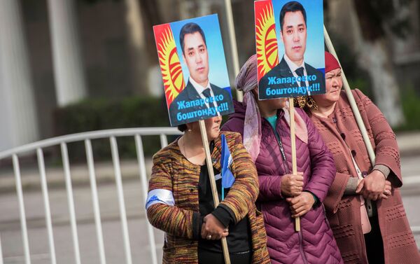 Перед судом установили сцену, а участникам пикета раздали флаги и баннеры. - Sputnik Кыргызстан
