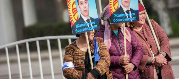 Митинг сторонников Текебаева и Жапарова на Старой площади Бишкека - Sputnik Кыргызстан