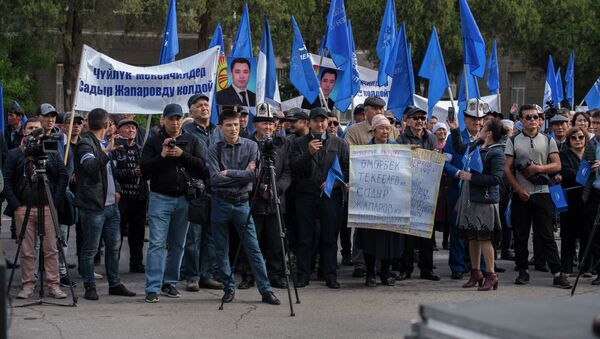 Митинг сторонников Текебаева и Жапарова на Старой площади Бишкека - Sputnik Кыргызстан