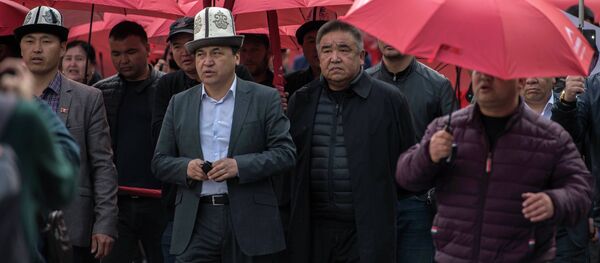 Митинг сторонников Текебаева и Жапарова на Старой площади Бишкека Митинг сторонников Текебаева и Жапарова на Старой площади Бишкека - Sputnik Кыргызстан