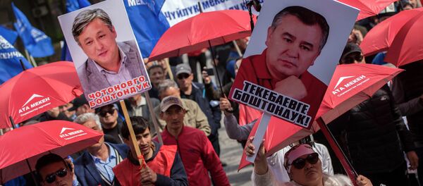  Сторонники Омурбека Текебаева перед зданием Верховного суда КР на Старой площади Бишкека - Sputnik Кыргызстан