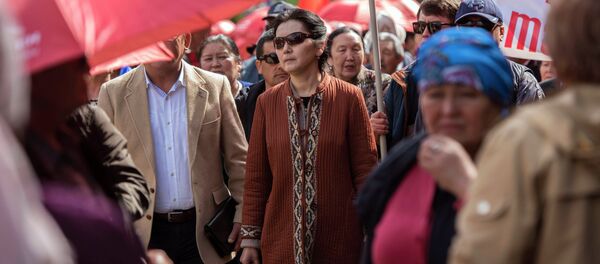 Митинг сторонников Текебаева и Жапарова на Старой площади Бишкека Митинг сторонников Текебаева и Жапарова на Старой площади Бишкека - Sputnik Кыргызстан