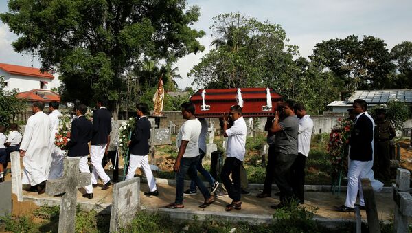 Похороны погибшего при серии взрывов в Шри-Ланке. 23 апреля 2019 года - Sputnik Кыргызстан