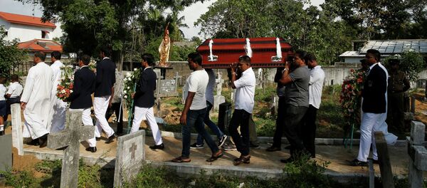 Похороны погибшего при серии взрывов в Шри-Ланке. 23 апреля 2019 года - Sputnik Кыргызстан