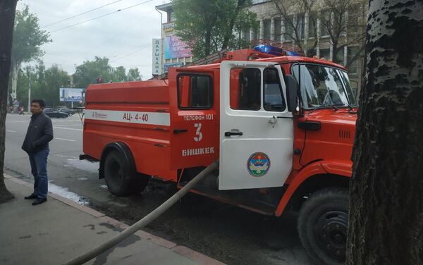 Информация о возгорании на пересечении улиц Абдрахманова и Фрунзе поступила в 17:33, на месте находится один пожарный расчет - Sputnik Кыргызстан