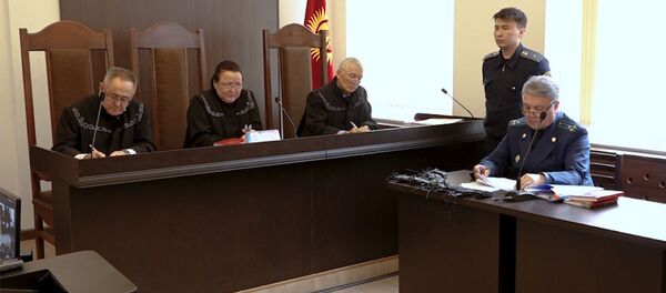 Өмүрбек Текебаев менен Дүйшөн Чотоновдун сотунан видео - Sputnik Кыргызстан