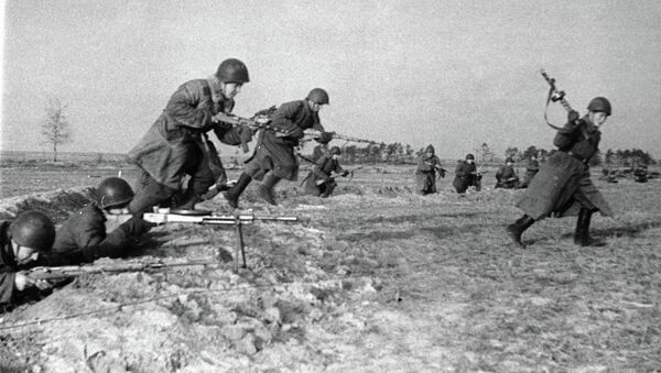 Солдаты идут в атаку, ВОВ. Архивное фото - Sputnik Кыргызстан