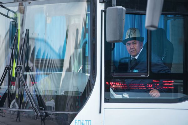 Мэрдин айтымында, алып келинген 60 автобус бир жуманын ичинде каттай баштайт. - Sputnik Кыргызстан