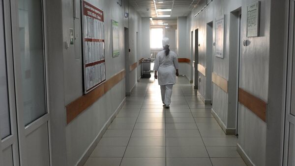 Медицинская сестра идет по коридору больницы. Архивное фото - Sputnik Кыргызстан