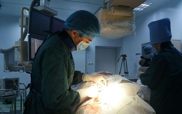 Сауд Аравиядан келген кардиологдорго операция жасоодо жергиликтүү адистер да көмөктөшкөн - Sputnik Кыргызстан